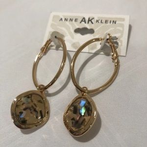 ANNE KLEIN RESIN EARRINGS